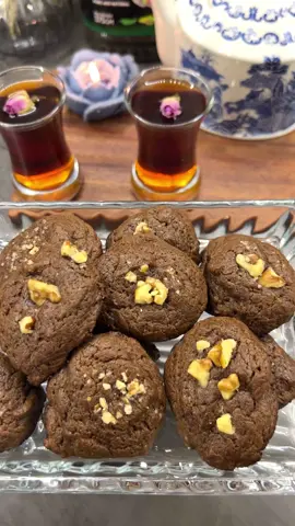 بێ شەکر و بێ ئارد، شیرینیەکی تەندروست و زۆر خێرا دروست بکە! 🍪✨ تەنها بە چەند کەرەستەیەکی کەم کە لە هەموو ماڵێکدا دەستدەکەوێت، دەتوانیت ئەم شیرینییە نەرم و بەتامە ئامادە بکەیت. تامی تەحین و دۆشاوەکە ڕێک لەگەڵ پیالەیەک چای بۆنخۆشی (سراج )دەگونجێت و ماندوێتی ڕۆژەکەت دەسڕێتەوە. 📌 کەرەستەکان:  نیوکوپ تەحین  ٥ کەوچک دۆشاوی خورما  ١ هێلکە  ½ کەوچکی بچووک بێکینگ پۆودەر  ١ کەوچک پۆودەری کاکاو  گوێزی وردکراو بۆ ڕازاندنەوە شێوازی ئامادەکردنی لە ڤیدیۆکەدا ڕوونکراوەتەوە. تاقیبکەنەوە و نۆشی گیانتان بێت! ☕🤎 بدون سكر وبدون طحين، حضّري حلى صحي وسريع جداً! 🍪✨ بمكونات بسيطة متوفرة في كل بيت، يمكنكِ تحضير هذا الكوكيز الناعم واللذيذ. طعم الطحينة مع الدبس يتماشى تماماً مع كوب من شاي (السراج) المعطّر ليُزيل تعب اليوم. 📌 المكونات:  نصف كوب طحينة ‎ ٥ معالق دَبْس تمر  ١ بيضة  ½ ملعقة صغيرة بيكنج بودر  ١ ملعقة بودرة كاكاو  جوز مطحون للتزيين طريقة التحضير موضحة بالكامل في الفيديو. جربوها وألف صحة وعافية! ☕ #كوك#كوكيز_صحيى#حلى_سريعو#بدون_سكري#شاي_السراجسبلور@کۆمپانیای برکەالسراج @CHEF NAZAR @xwani_shadi 🤎