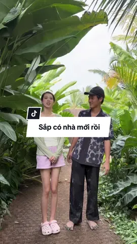 Các chị hỏi cái áo em mặc nhiều lắm này, em mua rẻ lắm ấy. Chuyến này đi Phú Quốc chồng em k đi ở nhà lo nhà cửa, mẹ con em đi được cái tốn tiền thôi mà nhẹ đầu cho chồng nên cũng kệ 🤣🤣🤣