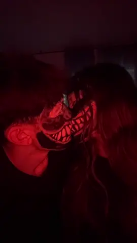 Ahora tenemos toda la cara negra😂🤦🏻‍♀️ #parati #venom #venommakeup #novios #viral 