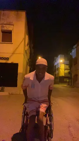 On suit cet trend Elle m’demande un uber…🕺🏽 j’espère avoir réussi la dance hahaha ?  J’espère que c’est pas trop sombre #pourtoiii #fy @Keblack Officiel 