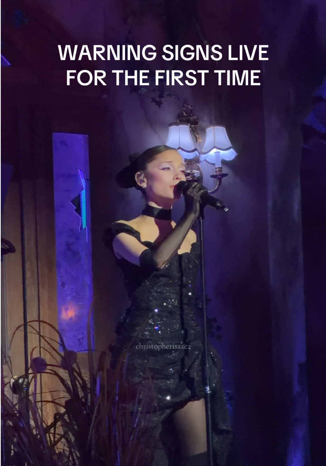 London N9 got warning signs live for the first time 😭🌼  @arianagrande  #fyp #arianagrande #london #tour #petal 