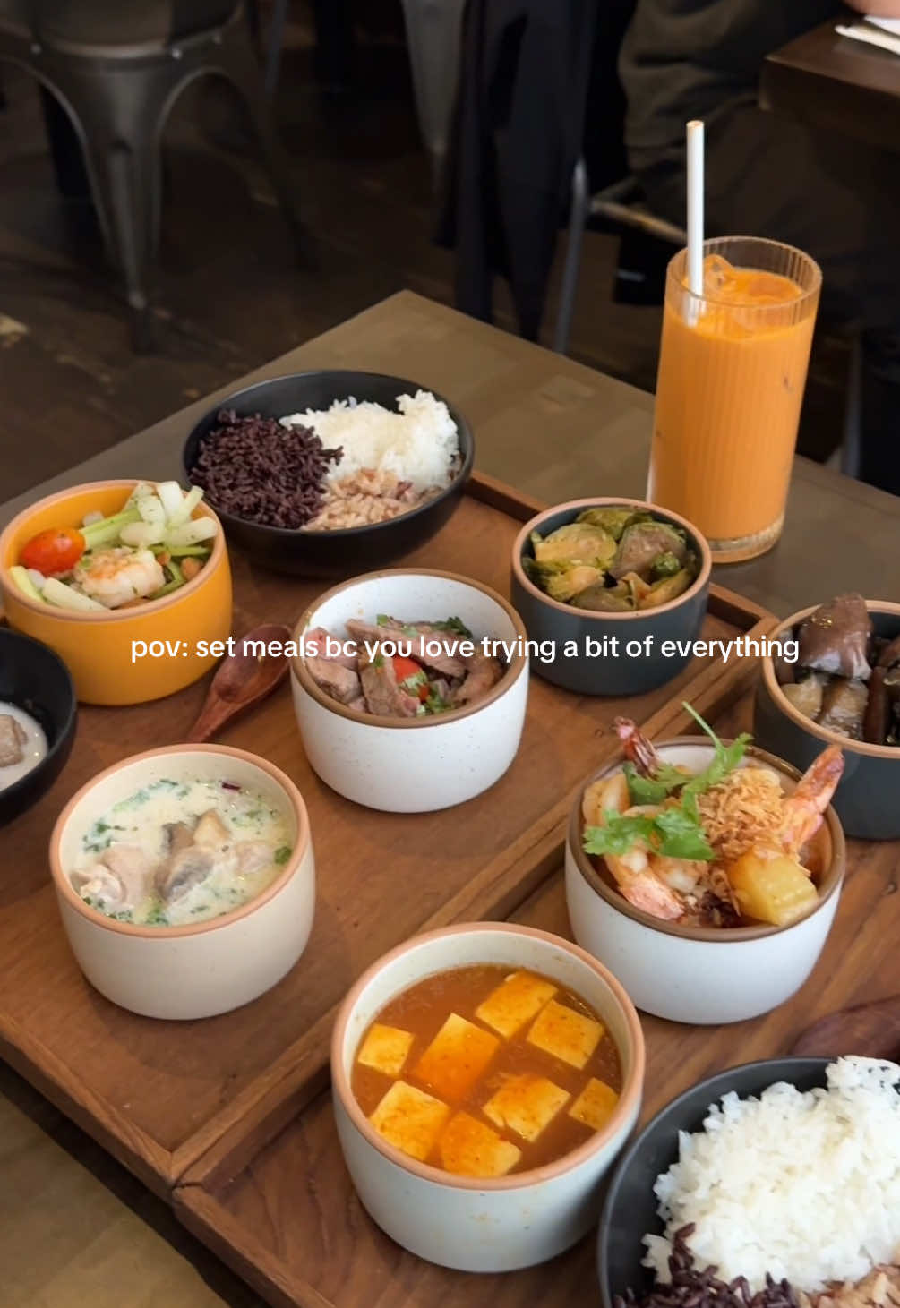 I can be so indecisive sometimes and Hed Verythai’s set meals were perfect because I get to try a bit of everything 🤭 They’re a modern Thai restaurant in downtown that specializes in authentic thai set meals featuring a variety of dishes, so you don’t have to choose just one! We tried two of their seasonal summer sets: ✨ Ribeye, Chicken & Shrimp Salad ✨Shrimp & Tofu Curry Both were so delicious, but definitely recommend the ribeye set more because that green thai curry with ribeye was everything 👌 📍hed verythai 88 Hardie Pl, San Francisco, CA 94108 #thaifood #sffoodie #sanfrancisco #sfbayarea #bayareafoodies 