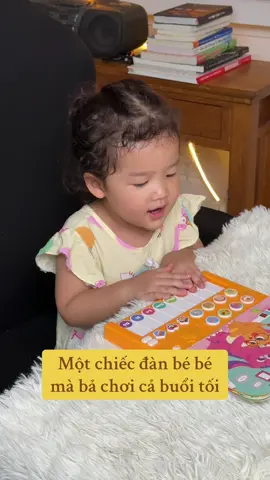 Một chiếc đàn bé bé này mà bà nhỏ của tui ngồi chơi cả buổi tối luôn nè , hết hát rồi đàn ..có đủ bài luôn nên bả thích lắm#mebexoan24 #dochoichobe #sachdanchobe #sachnhac 