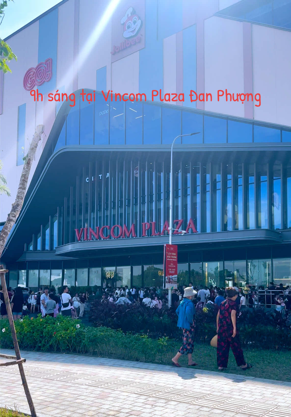 Nếu ai nói Vincom chỉ trong mấy ngày khai trương thôi thì em mời anh chị qua Vincom Plaza Đan Phượng ạ.Sau 5 ngày khai trương mà sức hút chưa hề giảm.10h mới mở cừa mà 9h sáng đã đông cỡ này luôn rồi ạ. 01/09/2026 #vinhomes #VinhomesWonderCity #vinhomeswondercitydanphuong #vincomplazadanphuong #EmGiangNhaXinh 