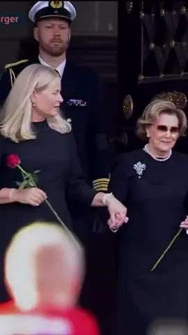 Queen Sonja, accompanied by her two children, Princess Märtha Louise and King Haakon, and by Queen Mette-Marit, appeared in the Royal Palace square. There, hundreds of citizens have gathered in recent days to leave flowers, messages, and expressions of affection following King Harald's passing #kingharald #kingharaldv #restinpeace #kinghaakon #queenmettemarit 