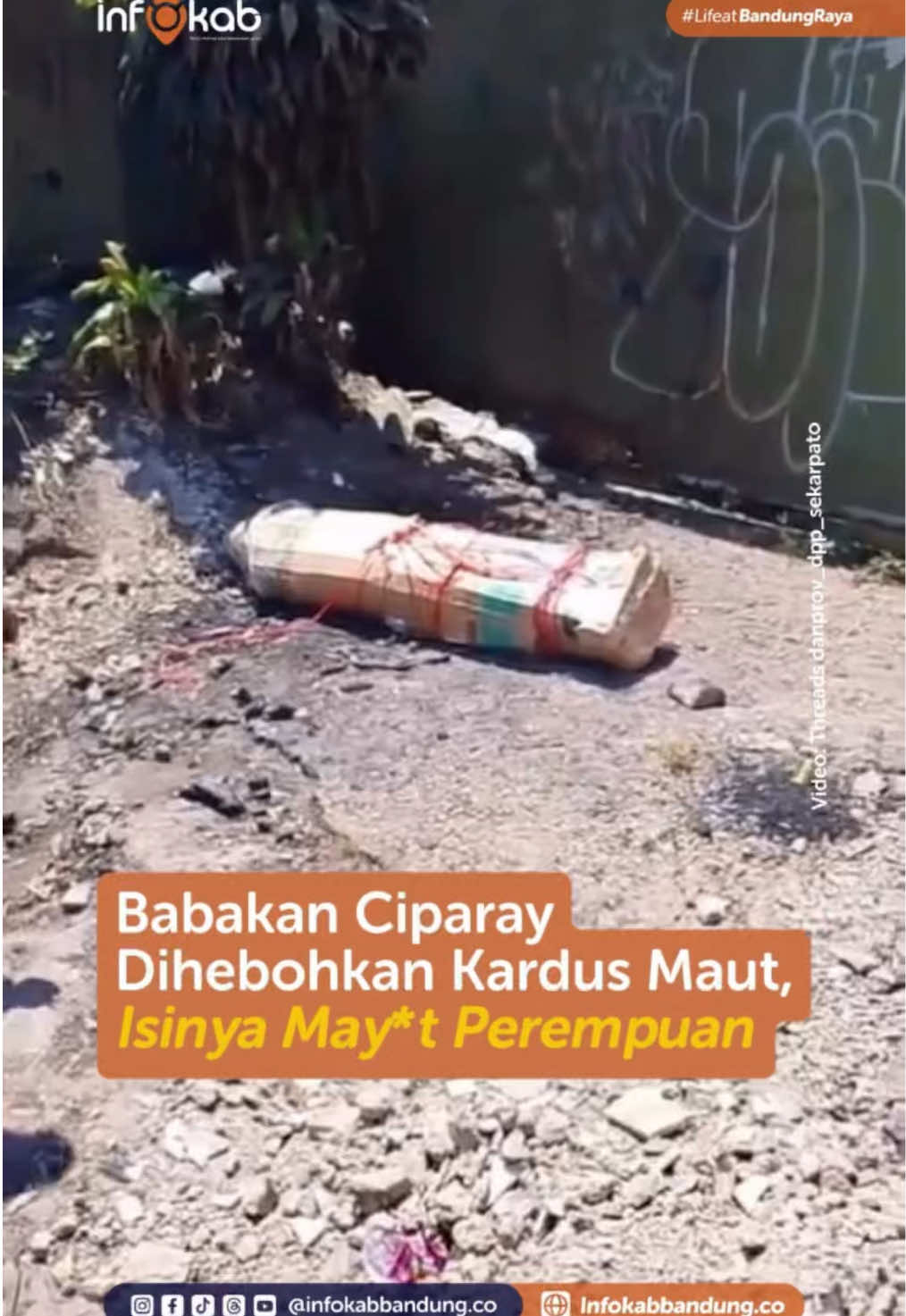 INFOKAB- Warga Jalan Terusan Suriyani, Kecamatan Babakan Ciparay, Kota Bandung, Jawa Barat, dikejutkan dengan penemuan jasad perempuan yang terbungkus kardus, Selasa (1/9/2026) siang. Polisi menduga perempuan berusia sekitar 30 tahun itu merupakan korban pembunuhan. Jasad tersebut pertama kali ditemukan seorang pemulung. Saat hendak membuka kardus yang ditemukan di lokasi, pemulung melihat bagian pergelangan tangan dari dalam kemasan tersebut. Temuan itu kemudian dilaporkan kepada kepolisian. Tim Indonesia Automatic Fingerprint Identification System (INAFIS) Polrestabes Bandung mendatangi lokasi dan melakukan pemeriksaan. Polisi juga memasang garis polisi untuk mengamankan tempat kejadian perkara. Kapolsek Babakan Ciparay Komisaris Polisi Kurniawan mengatakan hasil pemeriksaan awal menunjukkan jasad tersebut berjenis kelamin perempuan dengan perkiraan usia sekitar 30 tahun. “Jasadnya perempuan, dengan usia kurang lebihnya 30 tahun,” kata Kurniawan dikutip dari CNN Indonesia, Selasa (1/9/2026). Menurut dia, polisi tidak menemukan luka terbuka pada tubuh korban. Meski demikian, hasil penyelidikan sementara mengarah pada dugaan tindak pembunuhan. “Ya, hasil penyelidikan awal dan olah TKP di lokasi diduga ini ada upaya hasil dari pembunuhan,” ujar Kurniawan. Penyidik kemudian menelusuri sebuah rumah kos di Jalan Dunguscariang yang diduga berkaitan dengan kasus tersebut. Lokasi itu berjarak sekitar 10 menit perjalanan menggunakan sepeda motor dari tempat ditemukannya jasad. Rumah kos tersebut terdiri atas 10 kamar petak yang terbagi dalam dua lantai. Polisi memeriksa salah satu kamar yang diduga menjadi lokasi korban dibunuh sebelum jasadnya dimasukkan ke dalam kardus. Seorang penghuni kos, Daniel, mengaku sempat membantu seorang pria memindahkan kardus dari kamar pada Selasa pagi sekitar pukul 09.30 WIB. Pria tersebut disebut meminta bantuan untuk mengangkat kardus berukuran besar. Daniel mengatakan pria itu menyebut kardus tersebut berisi pakaian dan besi. Ia juga mengaku mencium bau dari dalam kardus, tetapi tidak terlalu menyengat. Selengkapnya di kolom komentar #infokabupatenbandung 