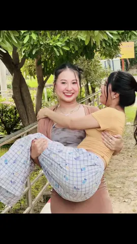 အားကြီးနဲ့ချီလိုက်တာ 🤣@Eaint Nadi Pwint♌️ #fypシ #friendship #fyppppppppppppppppppppppp #creatorsearchinsightsview #foryoupage 