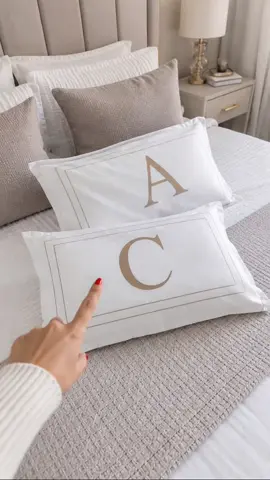 Kit 2 Capas de Almofadas Letras Iniciais Cama Casal haquete 30x50cm. #capasdealmofadas #almofadasdecorativas #almofadas 