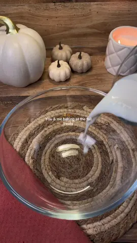 ♡⊹˚₊୨୧  JELLYCAT CINNAMON ROLLS ୨୧₊˚⊹♡ 🥐 Dough 🥐 * 650 g all-purpose flour * 90 g sugar * 10 g instant yeast * 2 eggs * 285 ml warm milk * 90 g melted butter * 1 tsp vanilla * ¾ tsp salt 🤎 Filling 🤎 * 100 g softened butter * 140 g brown sugar * 2½–3 tbsp cinnamon * Pinch of salt 🤍 Cream Cheese Frosting 🤍 * 150 g cream cheese * 60 g softened butter * 100–120 g powdered sugar * 1 tsp vanilla * 1–2 tbsp milk 1. Mix warm milk, sugar and yeast. Let sit for 5–10 min. 2. Whisk eggs with cooled melted butter and vanilla. 3. Add flour, salt, milk mixture and egg-butter mixture. Knead for 8–10 min. 4. Cover and let rise for 60–90 min. 5. Roll into a 45 × 35 cm rectangle. Spread with butter and sprinkle with brown sugar, cinnamon and salt. 6. Roll tightly from the long side and cut into 12 rolls. 7. Place in a greased baking dish and let rise for 30–40 min. 8. Bake at 175°C / 350°F for 22–27 min. 9. Mix the frosting ingredients until smooth and spread over the warm rolls. 10. Add cute little Jellycat faces with melted chocolate: tiny eyes + a small smile. 🧸🤎 - Keep the rolls slightly underbaked so they stay super soft and fluffy. #cinnamonroll #jellycat #Recipe #baking #cozybaking 