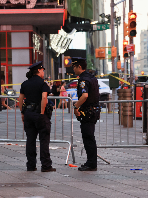 📌 Identifican como Erin Piacenti, de 32 años, a la mujer que murió apuñalada en Times Square. Se reporta que era vicepresidenta de Bank of America. La sospechosa del ataque, que dejó a otro hombre herido, era una residente de Queens con historial de problemas de salud mental.