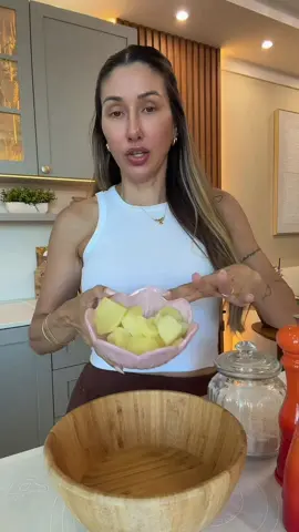 Pãozinho de batata saudável  250g de batata inglesa cozida 2 cs de farinha de aveia 1 cs de azeite Sal Pincelar gema por cima Recheio a gosto Airfryer 20 minutos a180 graus