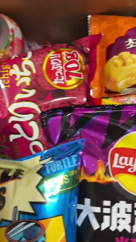 Packing our OG multi quantities snack box in the size 20snacks 25 candies and 1 drink #foryoupage #asiansnacks #exoticsnacks #TikTokshopbacktoschool #asiansnacksyoushouldtry 