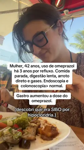 Ninguém explicou pra ela o que o omeprazol faz quando usado por anos seguidos:  ele reduz o ácido do estômago. E esse ácido é o que impede também o controle bacterino, e o supercrescimento de bactérias de colonizarem o intestino delgado. Sem ácido suficiente (hipocloridria), essas bactérias se multiplicam onde não deveriam, e viram S1BO. O remédio que devia aliviar o refluxo estava, na verdade, alimentando o problema por trás dele. E o mais importante: simplesmente parar o omeprazol não resolve.  O ciclo já estava fechado: pouco ácido mantinha o S1BO, e o S1BO (com toda a fermentação e distensão que causa) piorava o refluxo, empurrando pra mais remédio ainda. Pra quebrar esse ciclo, precisa investigar os dois lados ao mesmo tempo: tratar o supercrescimento bacteriano E dar suporte pro estômago voltar a produzir ácido o suficiente, sem simplesmente trocar um sintoma por outro. Foi só quando isso ficou claro que o tratamento certo pôde começar. Era entender o que a dose estava causando. Se você se identificou, Preenche o formulário no link da bio e dá o primeiro passo pra investigar e tratar de verdade. #sibo #gastro #intestino #estomago 