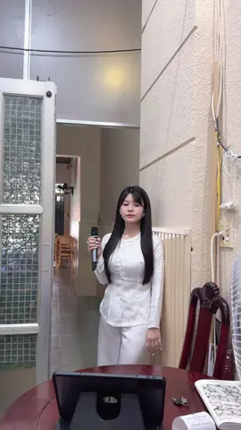 Hát vui cho hợp bộ đồ chứ không biết hát dân ca…Huongtocmanon