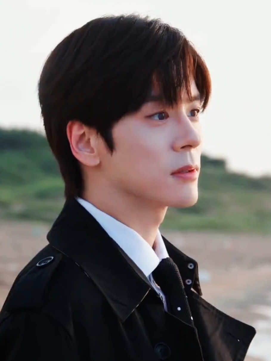 Dia tidak lagi menyembunyikan cintanya pada wanita ini dan mulai mengejarnya dengan berani.#BlossomThroughTheCloud #weizheming #TikTokTainment #BahasDrama #FDWXS 
