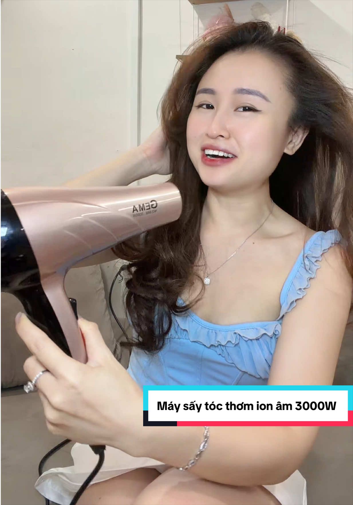 Máy sấy thơm 3in1 rẻ hơn cả máy sấy bt luôn. Sấy ion âm 3000W siêu khoẻ. Sấy xong là tóc vừa khô vừa thơm nhẹ oki lắm #review #maysay #maysaytoc #maysaytoc2chieu #maysaytocthom 