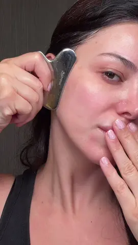 غواشا روتين✨ .  Such a game changer 🤌 . #guasha #facemassage #العناية_بالبشرة #faceyoga #depuffwithme 