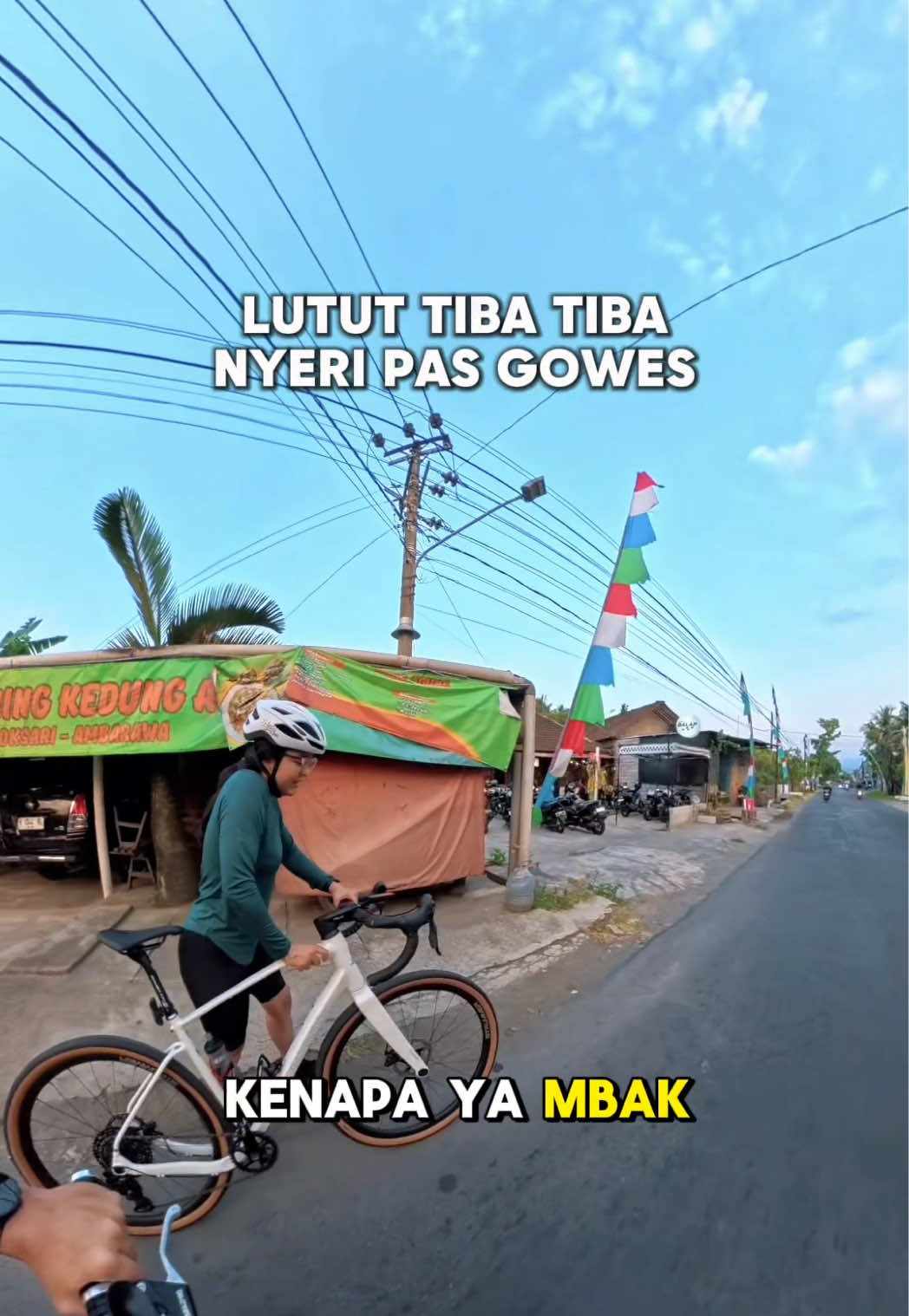 Lutut nyeri setelah gowes? Jangan langsung pakai koyo. 🦵🚴‍♂️ Kalau lutut terasa panas atau bengkak, utamakan istirahat dan dingin. 🔥 Kenapa jangan koyo? Koyo hangat meningkatkan sensasi panas dan aliran darah lokal, yang pada kondisi akut bisa membuat rasa berdenyut atau bengkak terasa lebih mengganggu. ❄️ Kenapa dingin? Dingin membantu mengurangi nyeri dan aliran darah lokal sementara, sehingga bisa membantu mengendalikan gejala pada fase akut tertentu. Kalau tidak ada es, cold spray bisa digunakan sesuai petunjuk. Jangan semprot terlalu dekat atau terlalu lama. Jangan cuma matikan rasa sakitnya. Cari tahu penyebabnya. Note: Edukasi umum, bukan pengganti pemeriksaan langsung. #kretekindie #LututNyeri #CederaOlahraga #CyclingIndonesia #sportinjury 