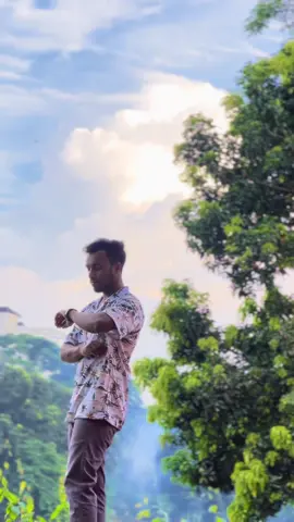 পৃথিবীর সব সম্পর্কই স্বার্থের কাছে সীমাবদ্ধ স্বার্থ ছাড়া যদি কেউ ভালোবেসে থাকে ওইটা একমাত্র আল্লাহ তায়ালা😔