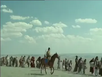 „Ararat“ ist ein Film von Atom Egoyan aus dem Jahr 2002 über den Völkermord an den Armeniern im Osmanischen Reich. Der Film erzählt die Ereignisse von 1915 nicht nur als klassische historische Handlung. Er verbindet die Gegenwart mit den Erinnerungen der Armenier und zeigt gleichzeitig die Dreharbeiten zu einem Film über den Völkermord. Eine wichtige historische Figur darin ist der armenisch-amerikanische Maler Arshile Gorky, dessen Familie vom Genozid betroffen war. Der Titel „Ararat“ bezieht sich auf den Berg Ararat, der für Armenier ein besonders starkes nationales, kulturelles und religiöses Symbol ist. Der Berg liegt heute innerhalb der Staatsgrenzen der Türkei wegen der Besatzung der Türkei. In armenischen nationalen und historischen Narrativen wird häufig davon gesprochen, dass der Ararat heute von der Türkei besetzt beziehungsweise Armenien entzogen ist. Auch die Bibel verbindet den Namen Ararat eng mit der Region Armeniens. In einigen älteren Bibelübersetzungen wird „Ararat“ sogar ausdrücklich mit „Armenien“ wiedergegeben. In Genesis 8,4 heißt es, dass die Arche auf den „Bergen von Ararat“ ruhte. Ararat bezeichnet dabei ursprünglich eher ein Land beziehungsweise eine Region als nur den heutigen einzelnen Berg Ararat. Historisch wird das biblische Ararat gewöhnlich mit Urartu beziehungsweise dem armenischen Hochland verbunden. Besonders deutlich wird diese Verbindung in 2. Könige 19,37 und Jesaja 37,38, wo die ältere englische King-James-Bibel das „Land Ararat“ als „land of Armenia“, also „Land Armenien“, wiedergibt. Auch in älteren katholischen Bibelübersetzungen wurde Genesis 8,4 teilweise mit „Bergen Armeniens“ übersetzt. Neuere Bibelübersetzungen verwenden dagegen meist wieder die ursprüngliche Bezeichnung „Ararat“. Damit trägt der Titel des Films eine doppelte Bedeutung: Ararat steht sowohl für die jahrtausendealte Verbindung Armeniens mit der biblischen und historischen Region als auch für Verlust, Vertreibung und die Erinnerung an eine Heimat, die für viele Armenier bis heute eine zentrale Bedeutung besitzt. #Bibel #ararat #armenien #hayastan 