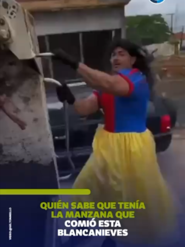 ¡Blancanieves ecológica! Captan a princesa bailando mientras recolecta basura🗑️💃 Vía: @seltonmello #Blancanieves #RecolectorDeBasura #VideosVirales