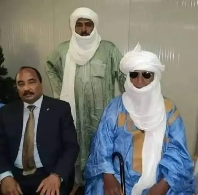 : توثق زيارة الرئيس المالي إبراهيم بوبكر كيتا للشيخ بابا بن سيدالمختار التاي في منزله بكيدال والصورة الثانية: توثق زيارة الرئيس الموريتاني للشيخ بابا بن سيدالمختار التاي أيضا بكيدال والصورة الثالثة: لرئيس أزواد السيد بيلال أغ الشريف الأمين العام للحركة الوطنية لتحرير أزواد في افتتاح مؤتمر عام في كيدال هذه شواهد حية، لشيخ ترك بصمته في الساحل الإفريقي، وكان حاضرا في كل ما يدار في المنطقة بكل عز وشموخ، حتى وافاه الأجل وهو على ذلك مخلصا صادقا مع الله ومع الناس، نسأل الله أن يرزقه النعيم المقيم وراحة الأبد.