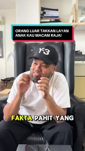 Luluh hati bila tengok anak kita kena pulau, tapi hakikatnya dunia luar memang takkan pernah manjakan dorang macam mana kita buat kat rumah.  Tugas kita bukanlah untuk ubah orang sekeliling, tapi untuk pastikan rumah ini jadi satu-satunya pelukan paling selamat bila dorang balik menangis mengadu.  Kalau anak korang pernah dipinggirkan macam ni, macam mana korang rawat emosi dorang masa tu?