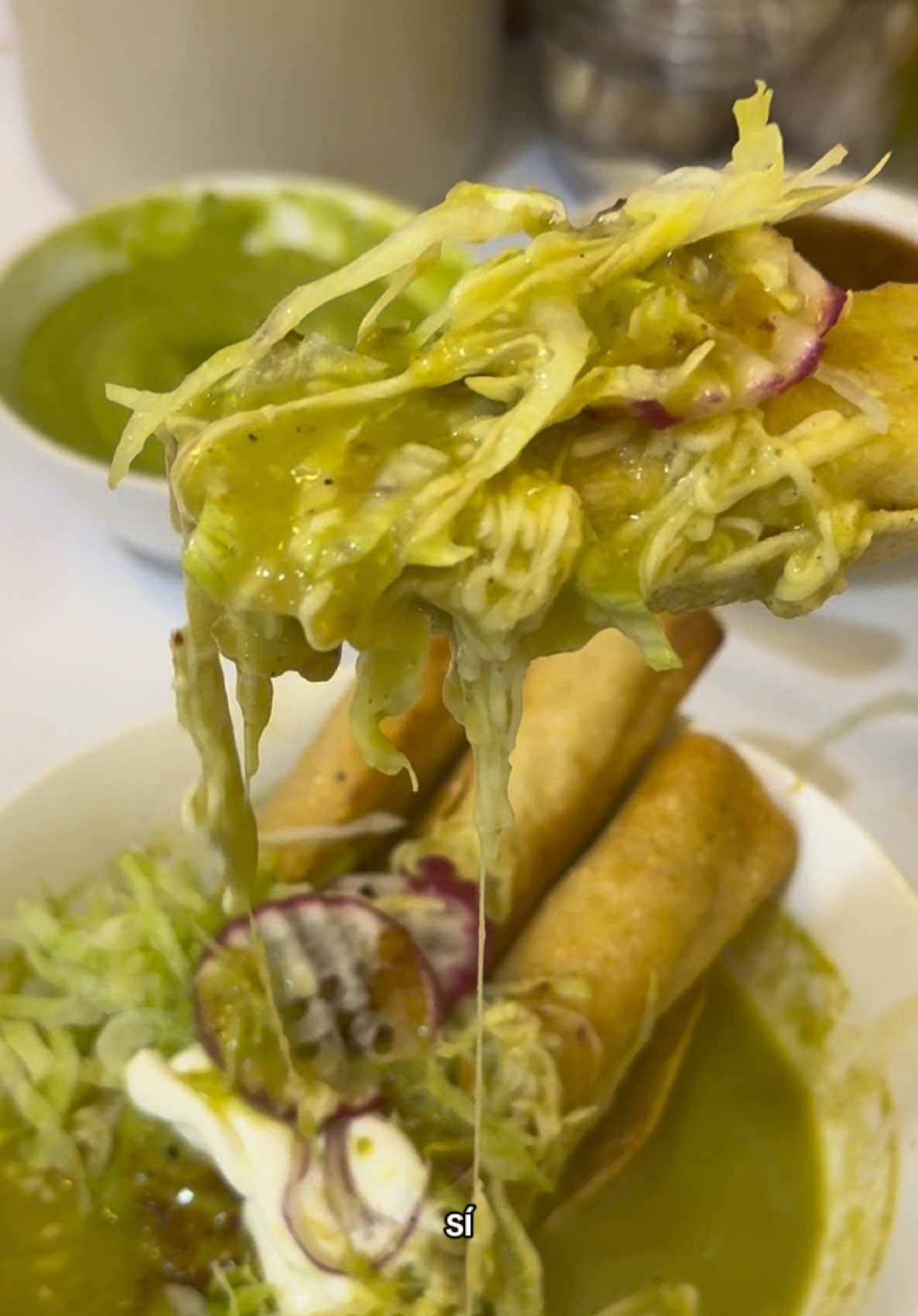 Me encantaron estos taquitos🤤 Y les cuento algo porque normalmente me preguntan si la calabacita va cruda o cocida: lo ideal es ponerla cruda. Porque de todos modos la vamos a guisar y a hervir, así que se va a cocinar perfectamente. Y si primero la cocemos y después la volvemos a guisar, el color se nos puede apagar y en vez de ese verde radioactivo nos queda una salsa más pálida, y aunque no tengas problema con el color igual no tiene caso darle doble cocción.. 🤭 #tacosahogados #flautasahogadas  #tacosdorados #comidaaldoble #melinnacocina 