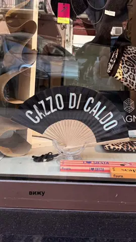 Cazzo di… — одна из тех конструкций, которые постоянно встречаются в итальянских фильмах, сериалах и живой речи. Но есть нюанс: выражение довольно грубое. Само слово cazzo буквально означает мужской половой орган и относится к ненормативной лексике. Но в конструкции cazzo di + существительное его обычно не переводят буквально. Здесь оно работает как усилитель раздражения, злости или возмущения. Например: 😤 Dove sono queste cazzo di chiavi? Где эти долбаные ключи? 💻 Questo cazzo di computer non funziona! Этот ебаный компьютер не работает! 🚪 Chiudi quella cazzo di porta! Закрой уже эту чёртову дверь! 🤬 Che cazzo di domanda è? Что это, чёрт возьми, за вопрос? Обратите внимание на согласование: questo cazzo di computer questa cazzo di storia questi cazzo di messaggi queste cazzo di scarpe Само cazzo di остаётся неизменным. А questo / questa / questi / queste, артикль или другое определяющее слово согласуется уже с существительным. И ещё один нюанс: cazzo di не всегда означает злость. Иногда так можно очень эмоционально выразить восхищение: 🔥 Che cazzo di concerto! Вот это концерт! 🔥 Che cazzo di vista! Ну и вид! / Вот это вид! Но степень грубости никуда не исчезает. Это очень разговорная лексика: среди друзей или в эмоциональном споре её услышать легко, а вот с преподавателем, клиентом, коллегами или незнакомыми людьми лучше выбрать что-нибудь помягче: cavolo di… — чёртов / дурацкий maledetto/a… — проклятый / проклятая accidenti a… — чтоб его / вот же… 💾 Сохраните, чтобы в следующий раз не теряться, услышав cazzo di… в живом итальянском.