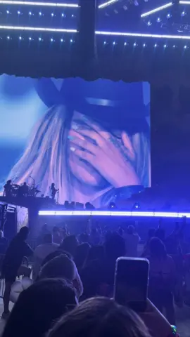 Karol llora por el cariño enorme en San Antonio TX 🩵💙🩵 #karolg #tropicoqueta #viajandoporelmundo #karolgconcert #foryoupage 