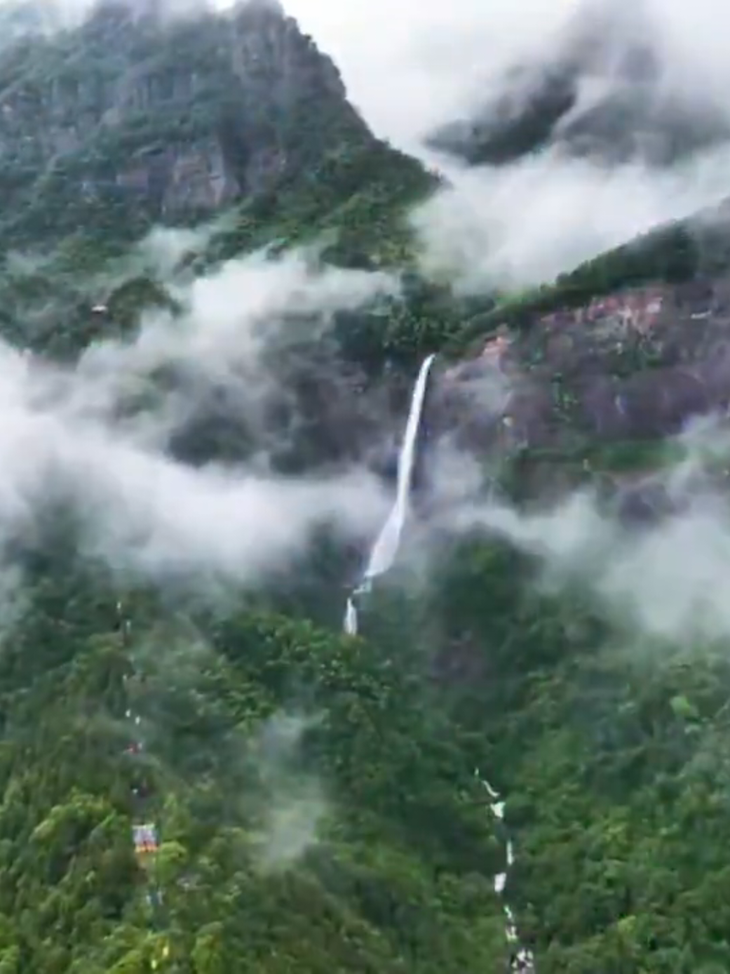 30 years on, take a journey through Jiangxi on the BeijingKowloon Railway.🚄 Ride south and discover the stunning landscapes along the way. #ChinaTravel 