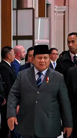Diejek atau dikritik bukan alasan untuk berhenti bekerja. 🇮🇩 Prabowo menunjukkan sikap bahwa dirinya lebih memilih fokus pada apa yang dianggap penting bagi rakyat. Daripada larut dalam ejekan dan perdebatan, perhatian diarahkan pada program dan kebijakan yang diharapkan bisa memberikan manfaat bagi masyarakat. Karena pada akhirnya, seorang pemimpin bukan dinilai dari seberapa banyak pujian yang diterima, tetapi dari seberapa besar kerja dan manfaat yang bisa dirasakan rakyat. ❤️🇮🇩 Ejekan boleh datang, kritik boleh bersuara. Yang penting rakyat tetap jadi prioritas. #mbg #wpmbg #mbgindonesia #mbgpunyamanfaat #mbguntukindonesia