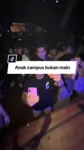 Goyang sampe pagi #nightclub #versuscafeandbarcirebon #cirebon 