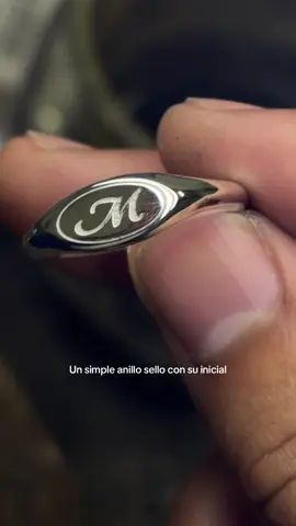 Anillo sello minimalista con su inicial grabada. Plata 950. #jewelrydesign #rings #typography #couple #joyasperu 