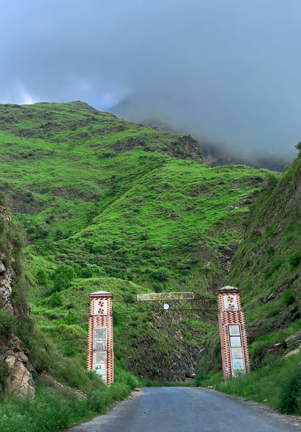 Sangao Mountains are full of Monkeys and wild animals , mashAllah such a pleasing scenery ❤️ This is basically junction corridor of Mardan and Buner District  After rain these mountains are occupied by clouds touching the road  @𝘚𝘶𝘥𝘢𝘪𝘴𝘛𝘳𝘢𝘷𝘦𝘭 sta videos ps tali um , khu der nwar o yaar 😅