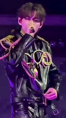 Taehyung looks absolutely stunning💗 #foryou #KimTaehyung #Viralvideo