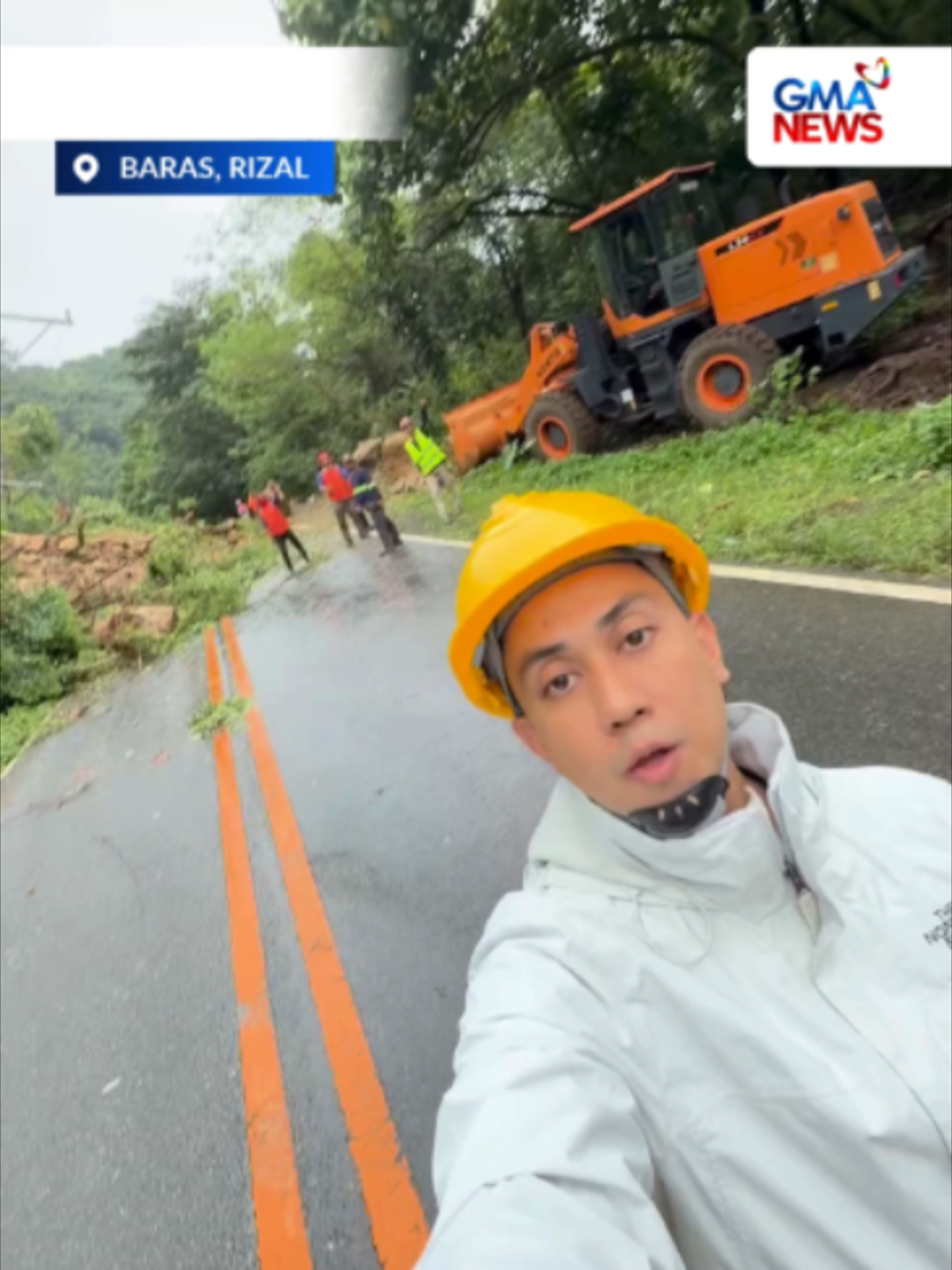 LANDSLIDE SA MARILAQUE HIGHWAY Hindi muna madaanan ng mga motorista ang bahagi ng Marilaque Highway sa Baras, Rizal matapos matabunan ng landslide na may kasamang malalaking tipak ng bato ang kalsada ngayong umaga, Sept. 4. Walang napaulat na nasaktan sa insidente. May mga na-stranded na motorista habang ang ilan ay naghanap ng alternatibong ruta, na maaaring umabot sa isang oras ang dagdag sa biyahe. Nagsasagawa na ng clearing operations ang DPWH, AFP, PNP, Meralco at Baras LGU para mabuksan ang kalsada. Hamon sa operasyon ang panaka-nakang pag-ulan at patuloy na pagguho ng lupa at pagbagsak ng mga bato mula sa bundok. | via Jonathan Andal/GMA News #GMANews