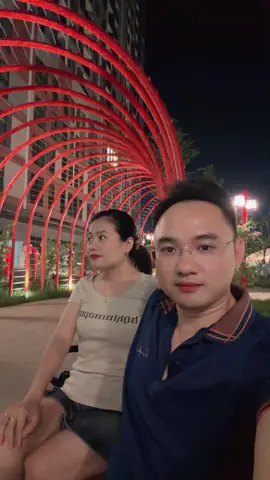 Hai vợ ck em đi dạo cho mát ạ..!