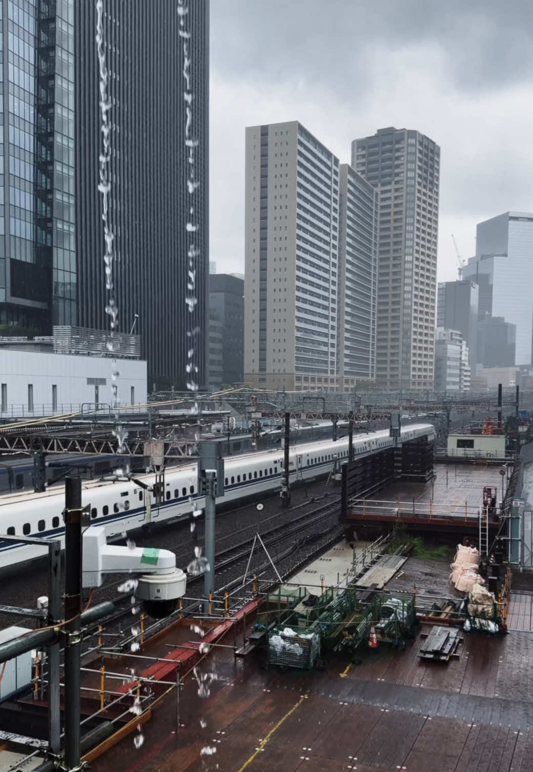 The heavy rain in Mita, Tokyo was so intense that I couldn’t stop watching. The buildings and streets disappeared into the rain, making the city feel like a completely different place. 📍東京・三田 東京都港区三田周辺 🚃電車アクセス 都営三田駅からすぐ。 JR田町駅から徒歩約5分。 🚗車アクセス・駐車場情報 首都高速・芝公園ICからアクセス可能。 #TokyoRain #MitaTokyo #RainyDay #東京三田 #大雨 📸iPhone17 ProMax
