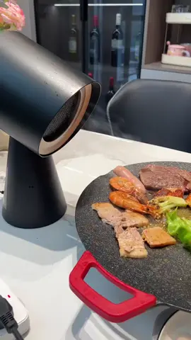 🔥 在家爽吃火鍋燒肉，終於不用怕滿身油煙味了！ 🍖 MINI 韓燒便攜除油煙機，獨家專利高壓風道＋雙層油煙分離技術，油煙直接吸光光～ ⏱️ 3小時過濾200ml油脂，磁吸濾網一拆即換，吃完清爽不留味，衣服頭髮都乾淨！ 🔥 超早鳥限時特惠，現貨秒發，中秋烤肉神器現在下單，烤幾攤都不怕