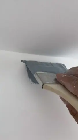 Sư phụ dạy có khác, thợ phụ nay đã vẽ đường chỉ góc tường bén ngót không cần dán băng keo! 🖌️ Tình hình sau lễ ví cạn sạch mà gặp thợ thế này chắc em phải đi vay vốn làm công trình tiếp quá các bác ơi... 😂 ​#thợsơn #thợphụ #sơntường #hậunghỉlễ #asmr 