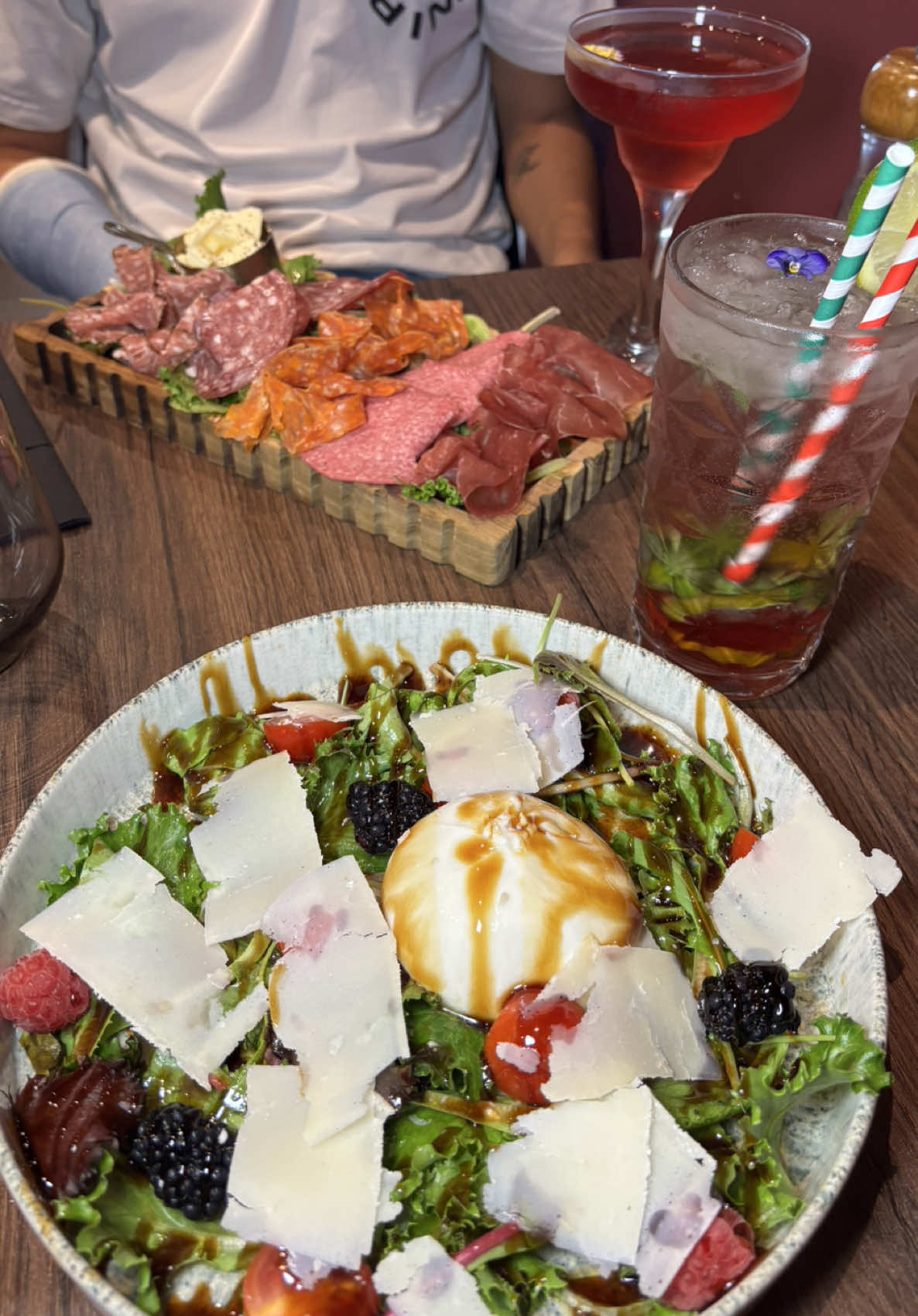 Je te présente le restaurant @linstant.henin qui à réouvert il y a 3 mois avec une toute nouvelle carte !  Ici tu pourras retrouver des mocktail, des entrées bien copieuse, différentes viandes et également des pâtes sans oublier les desserts ! 🧁  Leurs plats sont super généreux et vraiment délicieux 😋 Alors si tu cherches un bon restaurant ou manger je te le recommande vivement ! 🥰 📍211 rue Elie Gruyelle, Hénin Beaumont  #food #foodlille #heninbeaumont #burrata #degustation *invitation 