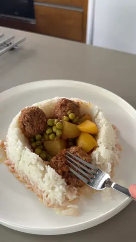 Az ölçülü ve pratik tariflerin devamı için Beğenip - Takip edebilirsiniz 🌸 Ben sulu köftenin köftelerini iri yapmayı seviyorum,dilerseniz küçültebilirsiniz. 2 kişi için ; 300 gr kıyma 2 çorba kaşığı galeta unu  1 adet rendelenmiş suyu sıkılmış soğan 1 diş sarımsak Karabiber , pulbiber , kimyon , tuz  Kıyma çok iyi yoğurulur ve dolapta dinlendirilir. Zeytinyağı aldığımız tencerede önce köfteler çevrilir ve çıkartılır. Köfteleri çıkardığımız tencereye 1 adet patates , 1 çay bardağı bezelye, alınarak kavrulur. 1 çorba kaşığı salça , yarım litre su eklenir. En son üzerine köfteler dizilir. Patatesler yumuşadığı zaman yemeğimiz hazır demektir🌸 . . . . . . Görünen markalar reklam değildir. . . . . . . .