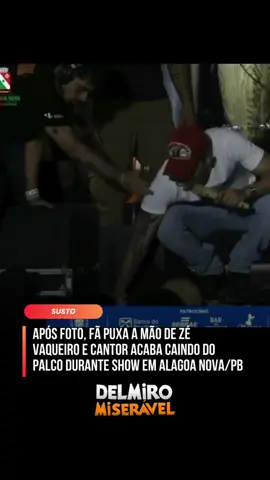 QUE SUSTO, ZÉ! Durante o show em Alagoa Nova, na Paraíba, Zé Vaqueiro acabou protagonizando um momento daqueles que ninguém esperava. 😳😂 Após tirar uma foto com uma fã que estava próxima ao palco, o cantor teve a mão puxada por ela e acabou se desequilibrando e caindo do palco. Rapazzz, foi ligeiro demais! 😂😱 Pelas imagens, apesar do susto, Zé Vaqueiro aparentemente não sofreu nada grave e o momento terminou ficando apenas como um grande susto durante a apresentação. 🙏🏻 A fã queria só mais um pouquinho do Zé e quase levou o homem junto, mizeraaaa! Kkkkk 😂😂 Eita susto, hein? Qual seria sua reação vendo uma cena dessas na sua frente? 👀😂 Sigam @delmiromiseravel para mais notícias, resenhas e momentos do mundo dos cantores! 🎤🔥 #delmiromiseravel #zevaqueiro #forró #cantor 