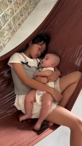 Ủa chị ơi?? Dậy ru em đi em đã ngủ đâu 🫠🤪 #tresosinh #baby #giadinh #beyeu #mebimsua 