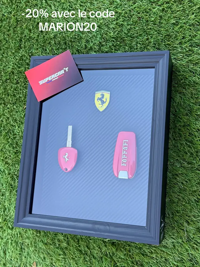 🔑✨ Une façon originale de mettre sa passion automobile en valeur ! Avec Supercar’t, ta clé de voiture devient une véritable pièce déco 🏎️❤️ Un cadre élégant, original et parfait à offrir à un passionné de belles voitures ! Franchement, je trouve l’idée incroyable 😍 Vous validez ?#automobile #decoration #passionauto #ideecadeau #voiture @supercart.fr 