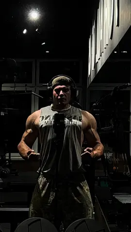 TikTok, mach am besten noch dunkler  92kg auf 120kg bis Dezember  #viral #bodybuilding #gym #motivation #posing 
