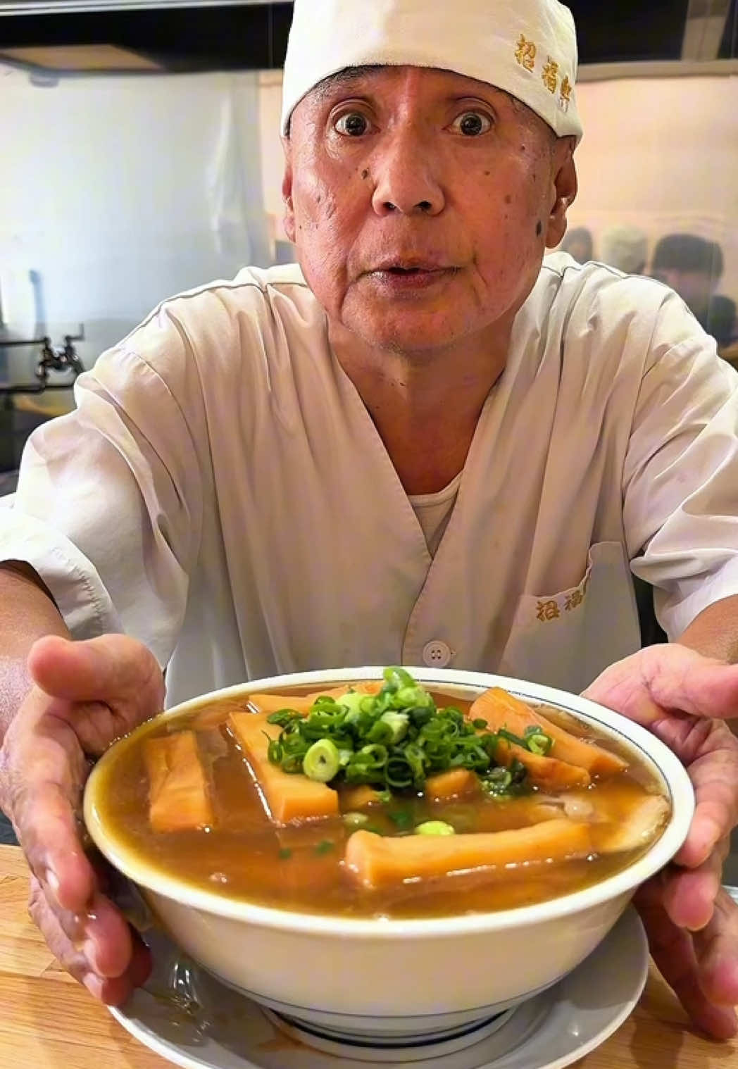 五臓六腑に染み渡る…名古屋が誇る薬膳ラーメンの名店🐺🍜 【名古屋　薬膳ラーメン 招福軒】 招福軒は高麗人参やうど、根菜など漢方系の食材をふんだんに使ったスープが特徴のラーメン🍜 薬膳ラーメンて初めて食べたけど、めちゃくちゃ美味い！！ あっさりしょうゆベースなのに奥行きがあって、薬膳の旨味と香りが口に広がる！ 極太メンマとチャーシューも人気で、メンマは太いのに歯切れが良くて風味が最高！ チャーシューはしっかりと肉厚で噛むごとに肉の旨味が感じられる！ 薬膳スープが優しい分、ちょっとしたアクセントになって相性抜群！ ごちそうさまでした🐺 🚃黒川駅から徒歩約18分（車推奨） 💺7席 📍 愛知県名古屋市北区萩野通2-17-1 フォレスト萩野通1F ⏰ 月〜金・日・祝日　10:30 - 14:30 土　10:30 - 19:00 ※毎月末3日間定休 #名古屋グルメ #ラーメン #japanesefood A bowl that seeps into every corner of your body — Nagoya's legendary yakuzen ramen 🐺🍜 【Nagoya — 薬膳ラーメン 招福軒 (Yakuzen Ramen Shouhukuken)】 Shouhukuken's ramen is built on a broth packed with medicinal ingredients — Korean ginseng, udo, root vegetables, and more — all simmered into a deeply nourishing base. I'd never had yakuzen ramen before, and honestly it completely blew me away. The base is a clean, light soy broth — but the depth and complexity are on another level entirely. The herbal umami and fragrance just keep unfolding with every sip. The jumbo menma and chashu are equally popular — the menma is thick yet snappy with a rich, earthy flavor that's seriously addictive. The chashu is substantial and meaty, with a savory richness that pairs perfectly against the gentle yakuzen broth. 🚃 Approx. 18-min walk from Kurokawa Station (car recommended) 💺 7 seats 📍 Forest Haginodori 1F, 2-17-1 Haginodori, Kita-ku, Nagoya City, Aichi ⏰ Mon–Fri / Sun / Holidays　10:30–14:30 Sat　10:30–19:00 ※ Closed for the last 3 days of each month