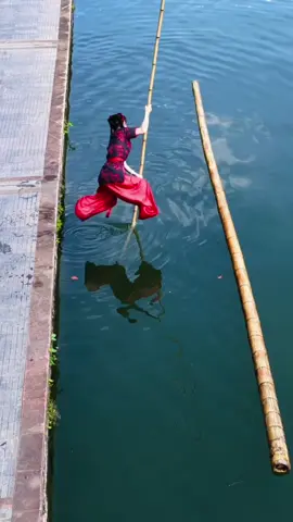 Leap on bamboo, dance over water 竹上一跃，水上翩跹#SingleBambooDrifting #WaterDance #ChineseCulture#独竹漂杨柳 