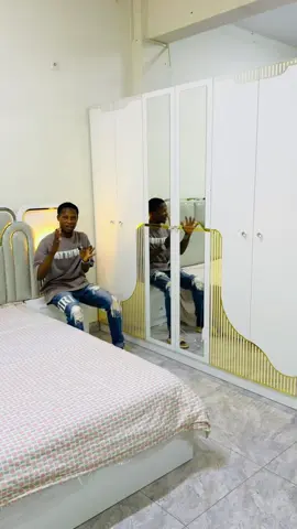 Chambre à coucher complet lit 03 places Armoire 06 portier avec coiffeuse 💇 maintenant disponible ici à Bamako connaiser connais 